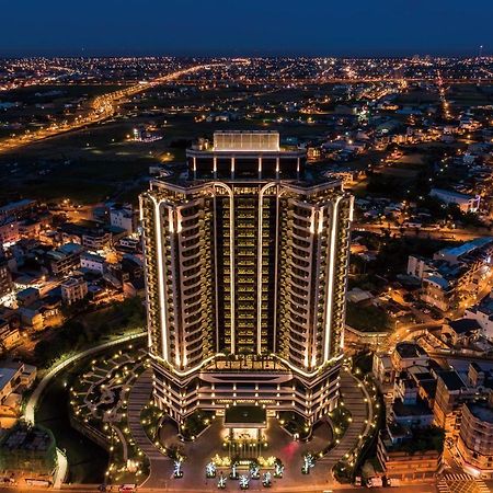 Cuncyue Hot Spring Resort Luodong Exterior foto The hotel at night