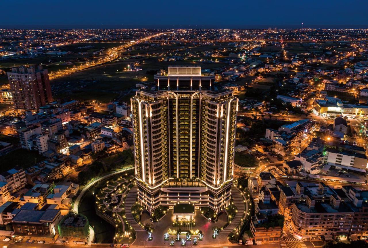 Cuncyue Hot Spring Resort Luodong Exterior foto The hotel at night