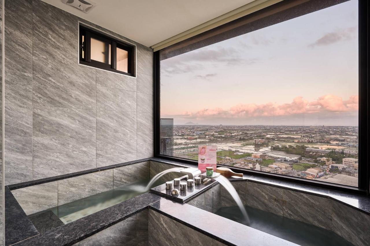 Cuncyue Hot Spring Resort Luodong Exterior foto A modern Japanese bath