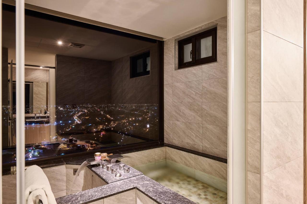 Cuncyue Hot Spring Resort Luodong Exterior foto Bathroom with a view