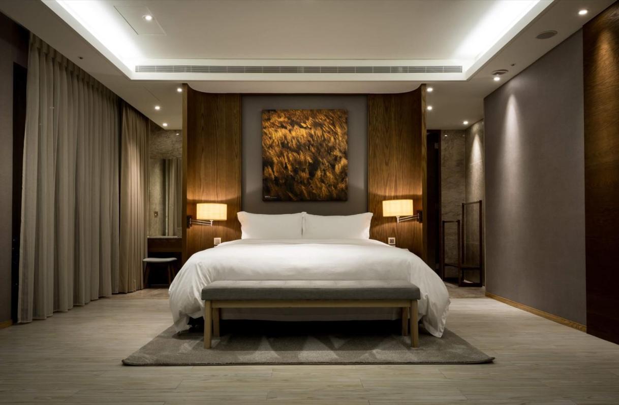 Cuncyue Hot Spring Resort Luodong Habitación foto A bedroom at The Ritz-Carlton, Hong Kong