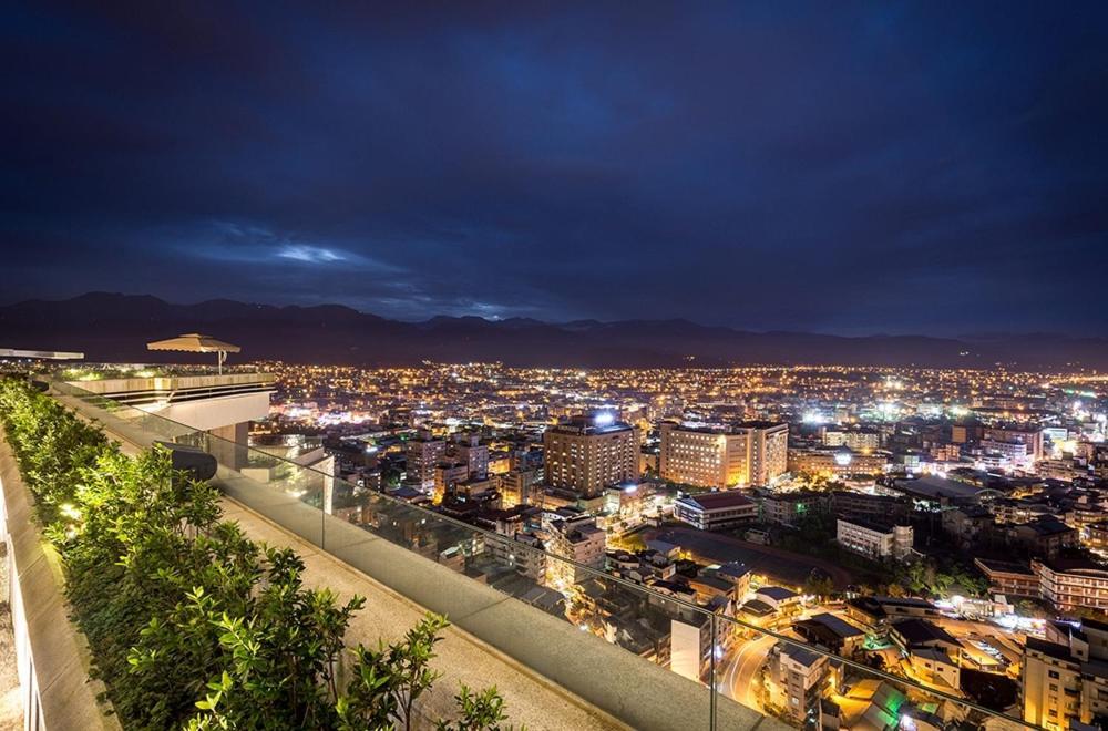 Cuncyue Hot Spring Resort Luodong Exterior foto View of the city from the Acropolis