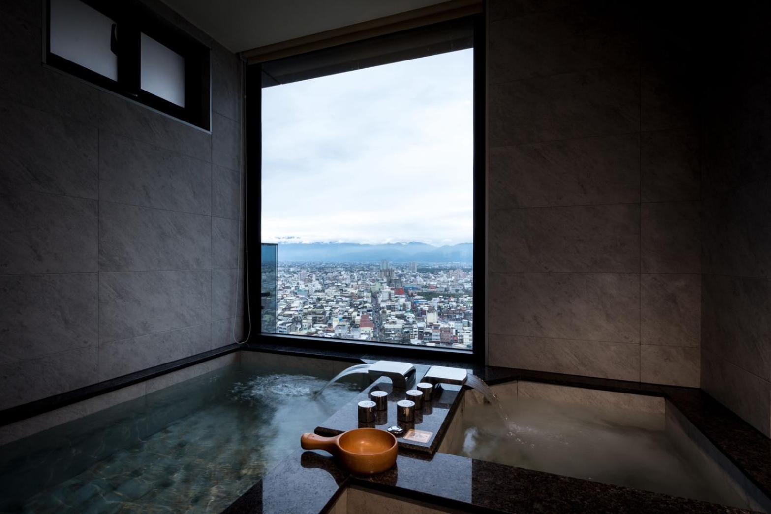 Cuncyue Hot Spring Resort Luodong Habitación foto A view of Mount Takami from the hotel