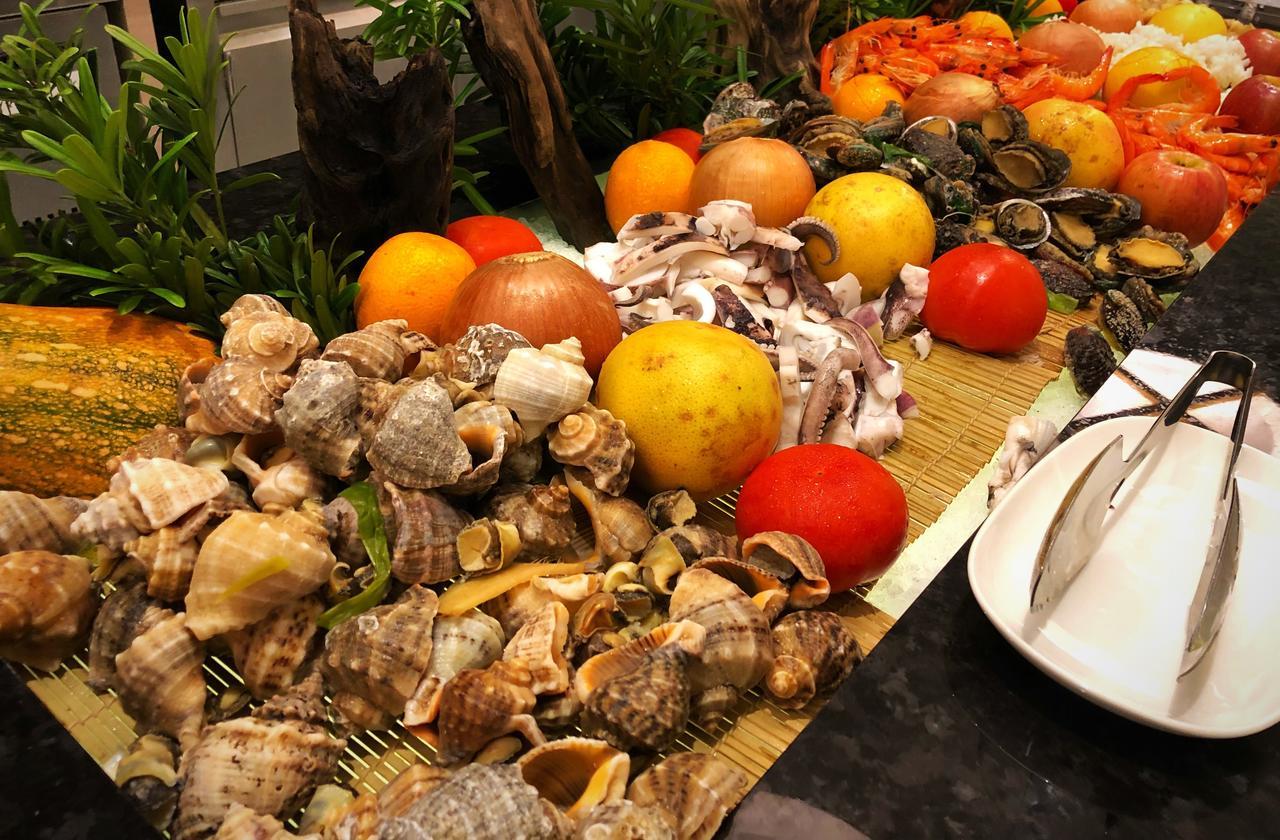 Cuncyue Hot Spring Resort Luodong Exterior foto A selection of seafood at a buffet