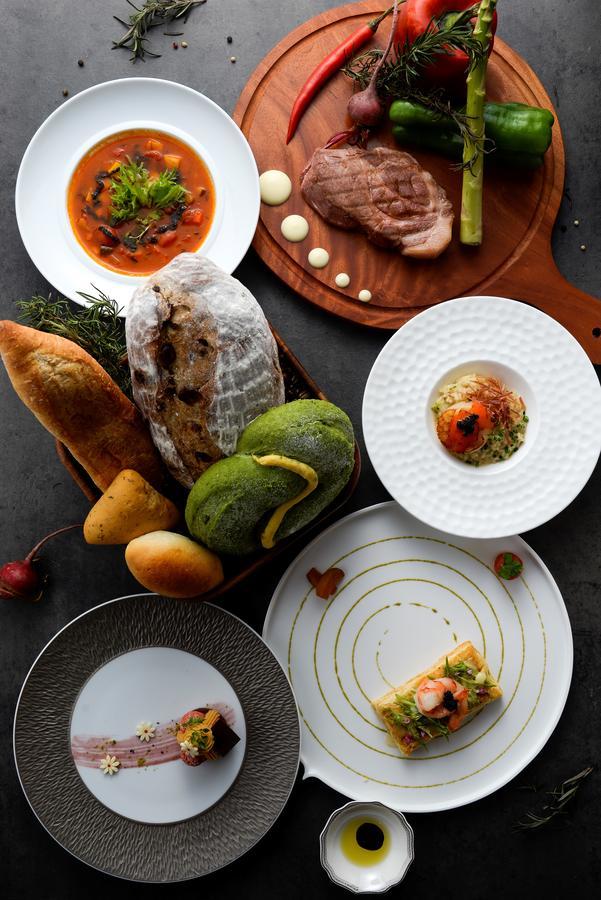 Cuncyue Hot Spring Resort Luodong Exterior foto A selection of dishes at the restaurant